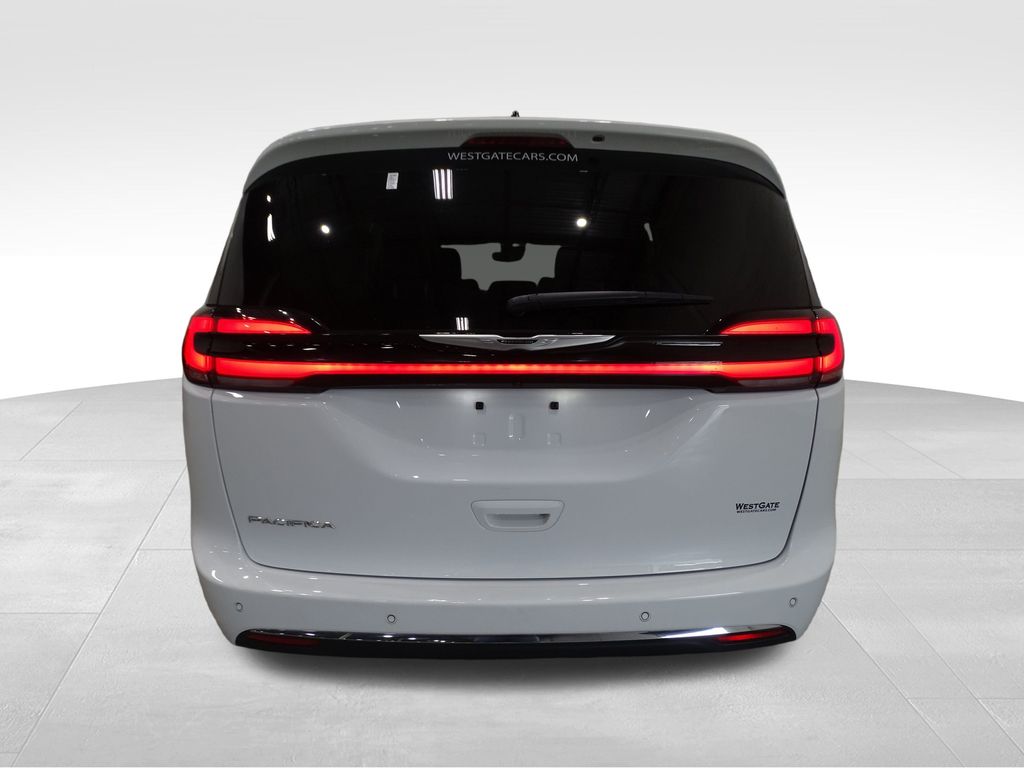 2024 Chrysler Pacifica Touring L photo 4