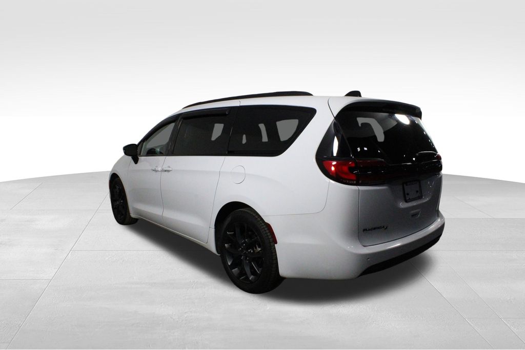 2024 Chrysler Pacifica Touring L photo 3