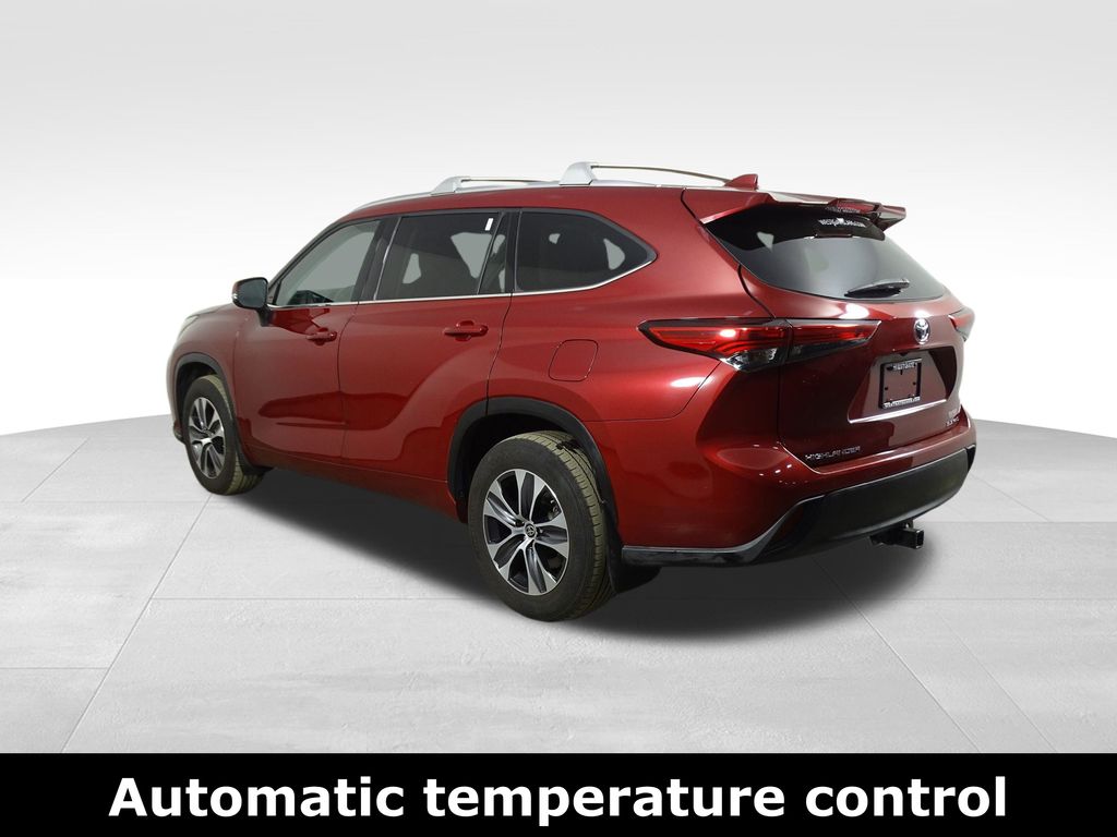 2020 Toyota Highlander XLE photo 3