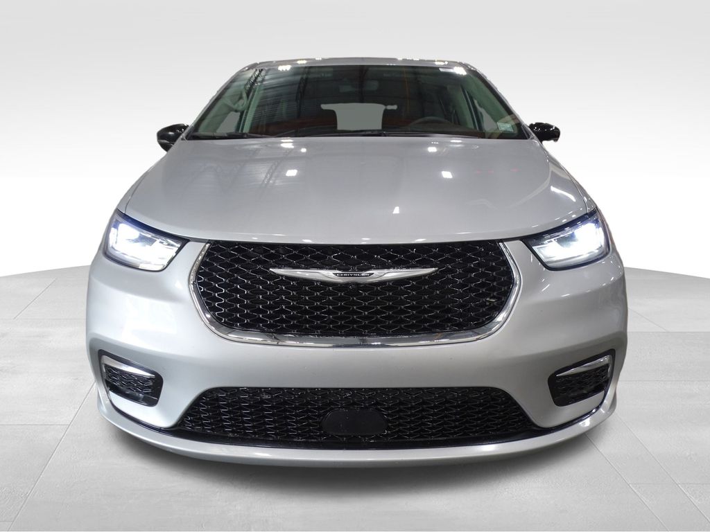 2024 Chrysler Pacifica Touring L photo 2