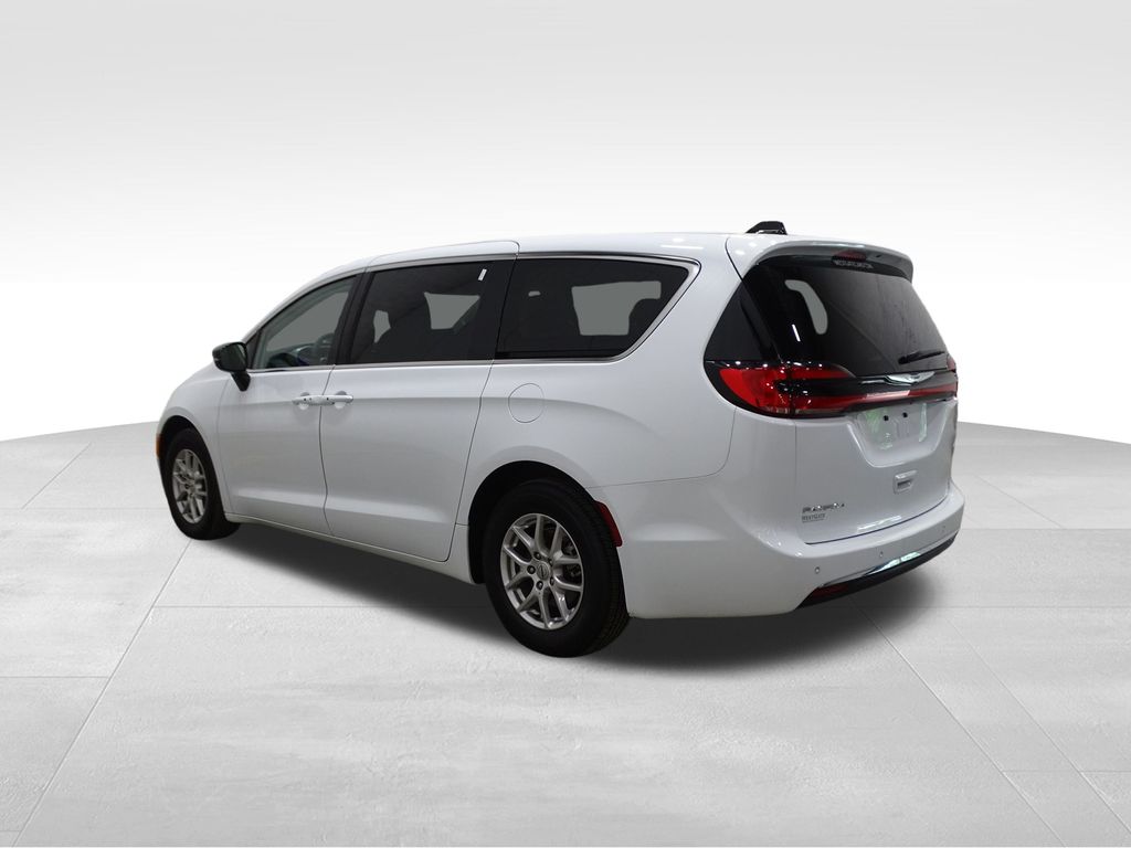 2024 Chrysler Pacifica Touring L photo 3