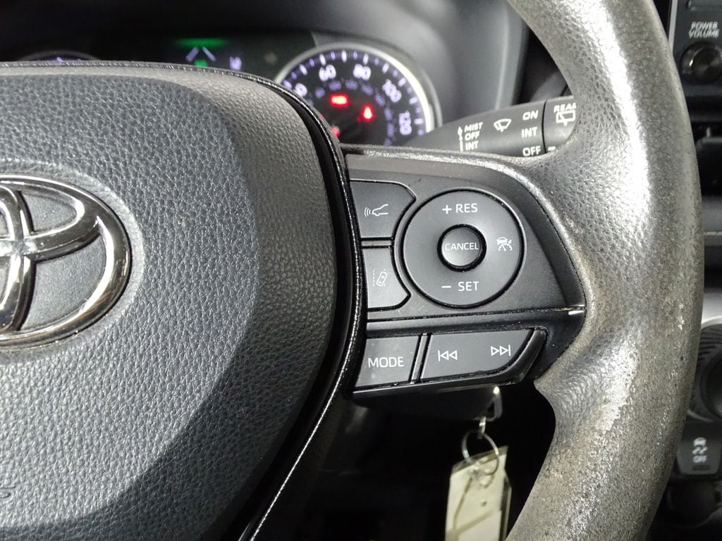 2021 Toyota RAV4 LE - Photo 23