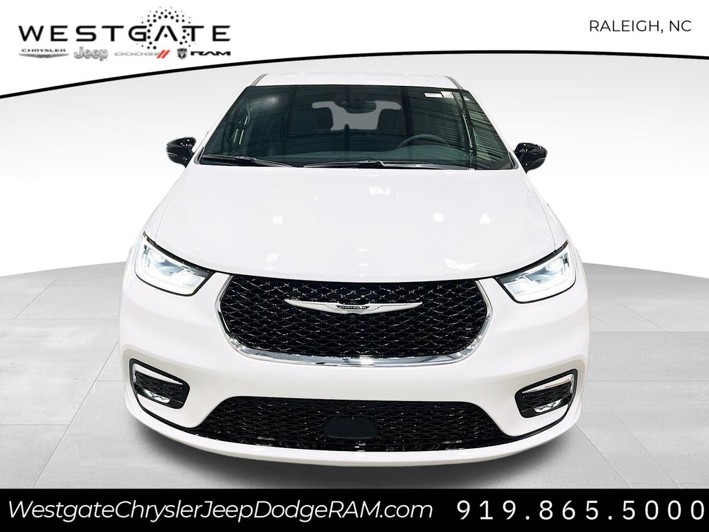 2026 Chrysler Pacifica photo 2