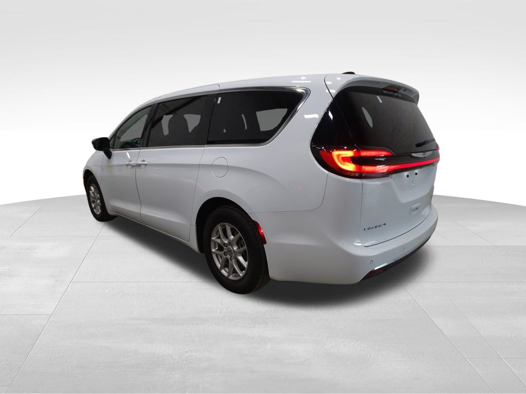 2024 Chrysler Pacifica Touring L photo 3