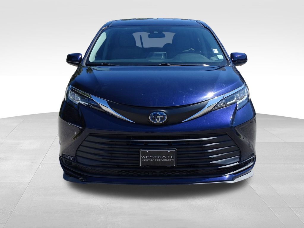 2021 Toyota Sienna LE photo 2