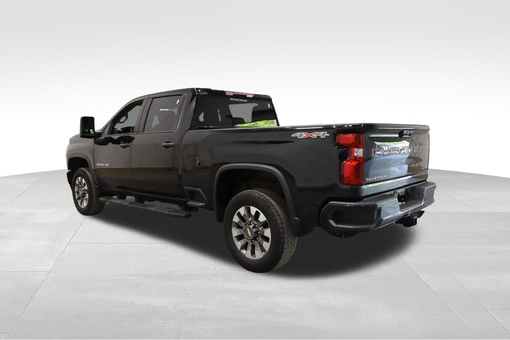 2022 Chevrolet Silverado 2500HD Custom photo 3
