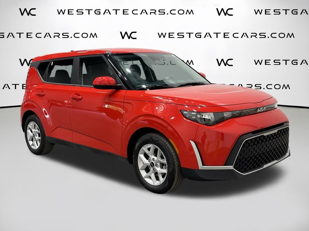 2023 Kia Soul LX's photo