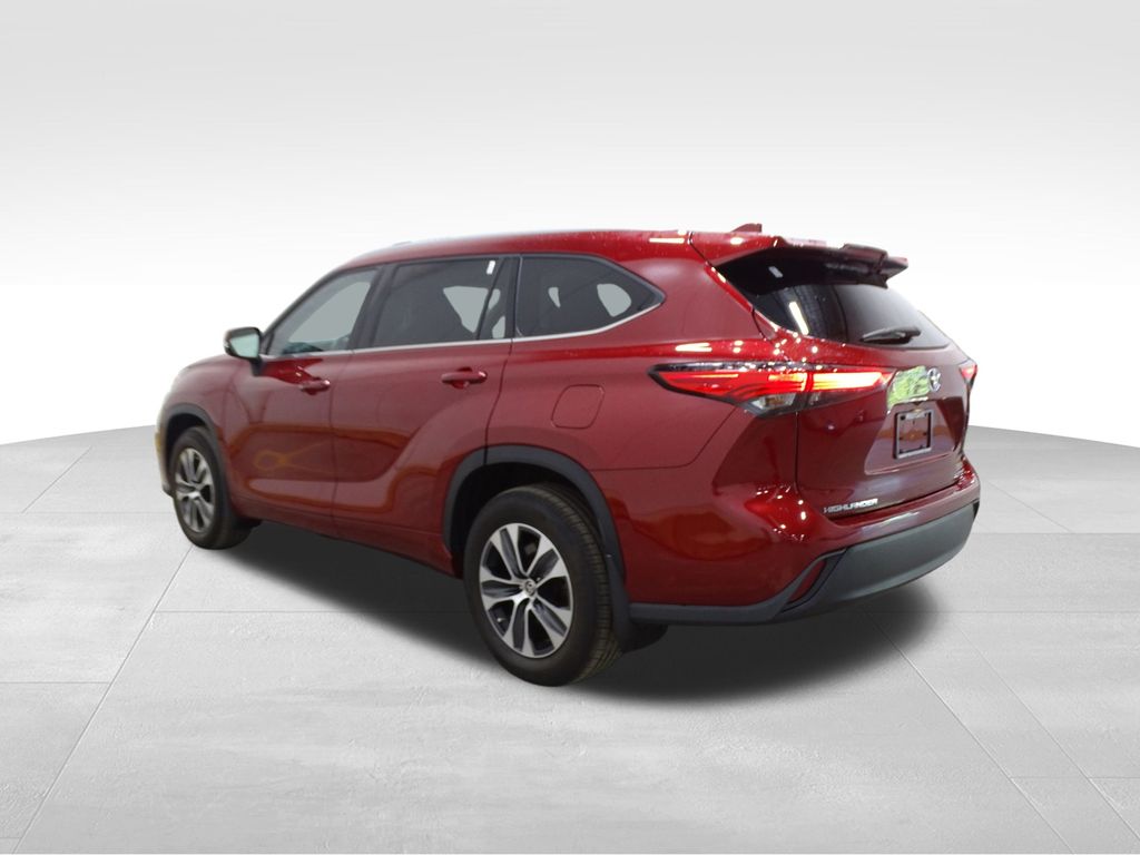 2022 Toyota Highlander XLE photo 3