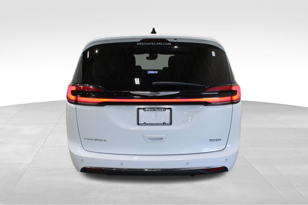 2023 Chrysler Pacifica Touring L photo 4