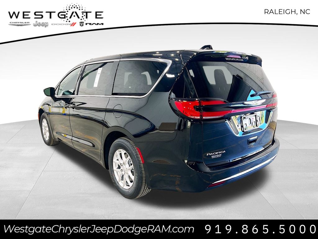 2026 Chrysler Pacifica photo 4