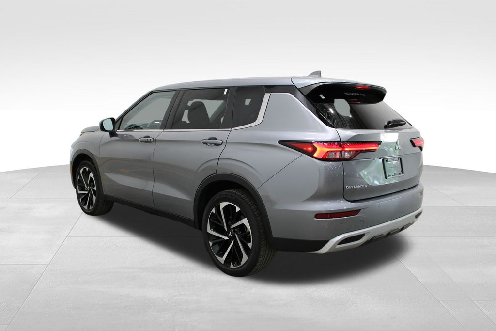 2022 Mitsubishi Outlander SE photo 3