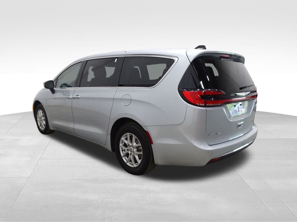 2023 Chrysler Pacifica Touring L photo 3