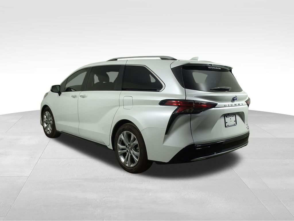 2022 Toyota Sienna Platinum photo 3