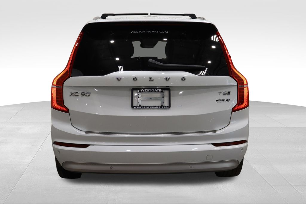 2022 Volvo XC90 T6 Momentum photo 4