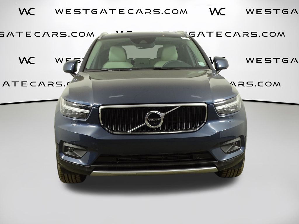 2022 Volvo XC40 Momentum photo 2