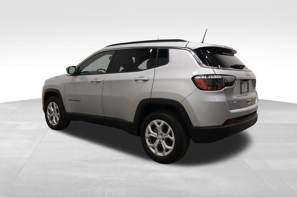 2024 Jeep Compass Latitude photo 3