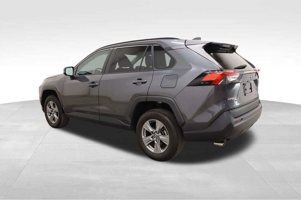 2022 Toyota RAV4 XLE photo 3