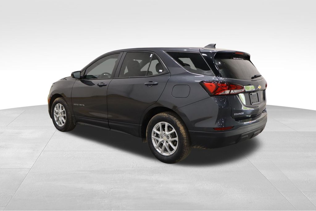 2022 Chevrolet Equinox LS photo 3