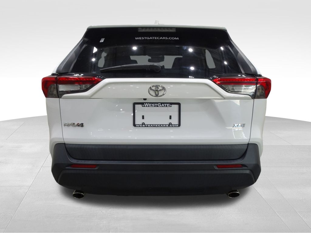 2019 Toyota RAV4 XLE photo 4