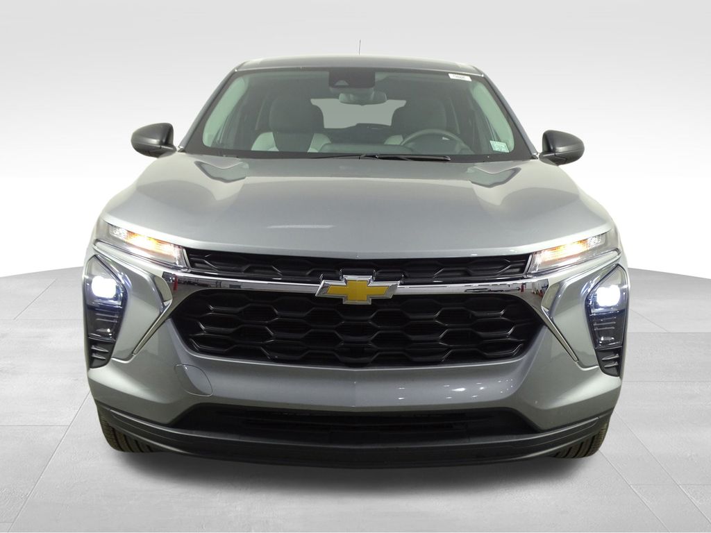 2024 Chevrolet Trax LS photo 2