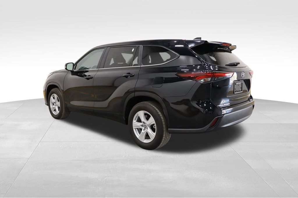 2024 Toyota Highlander LE photo 3