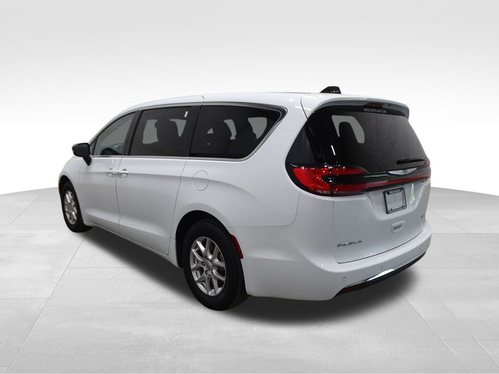 2024 Chrysler Pacifica Touring L photo 3