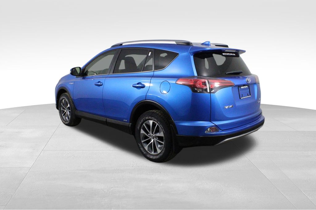 2017 Toyota RAV4 Hybrid XLE photo 3