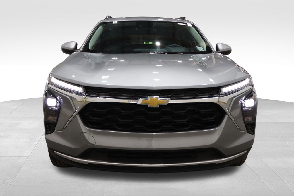 2024 Chevrolet Trax LT photo 2