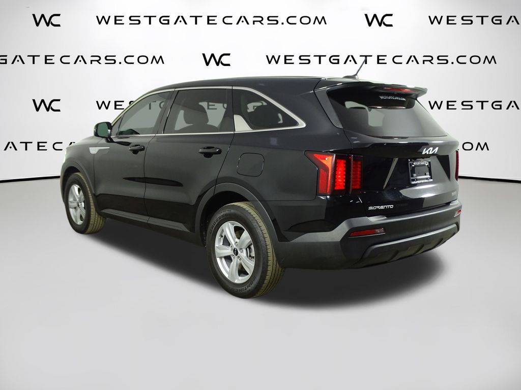 2023 Kia Sorento LX photo 3