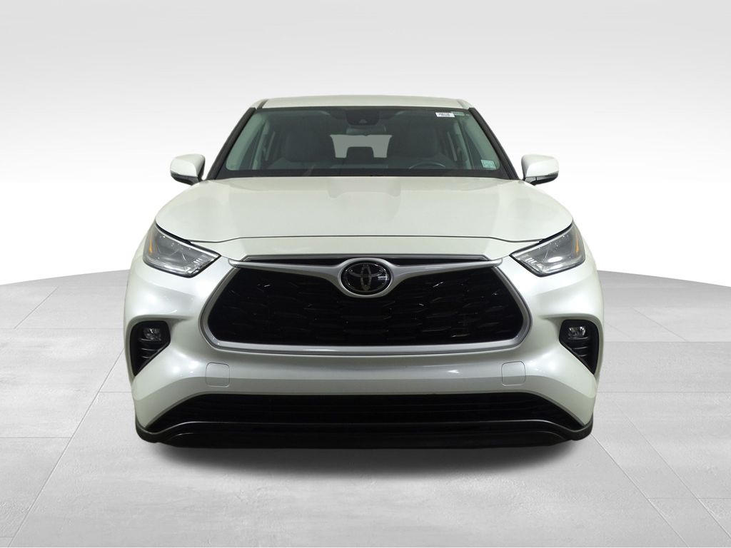 2021 Toyota Highlander LE photo 2