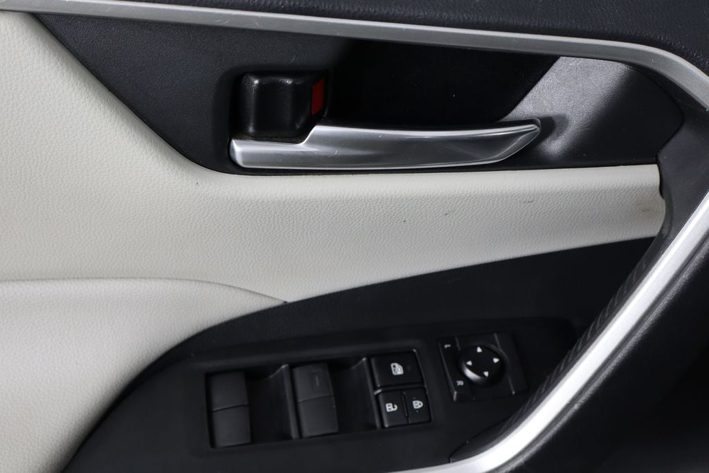 2021 Toyota RAV4 XLE - Photo 20