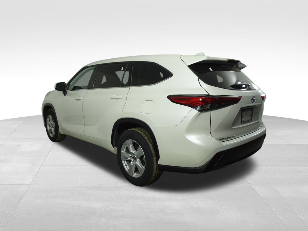 2021 Toyota Highlander LE photo 3