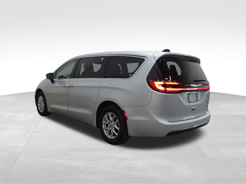 2024 Chrysler Pacifica Touring L photo 3