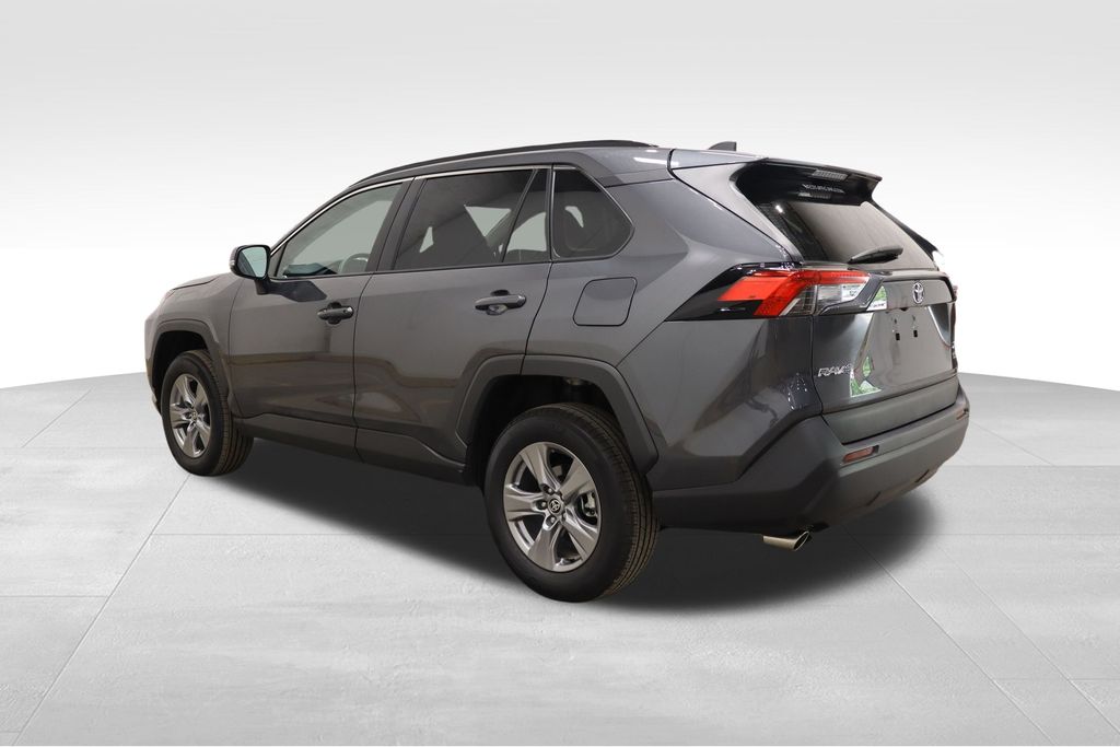 2024 Toyota RAV4 XLE photo 3