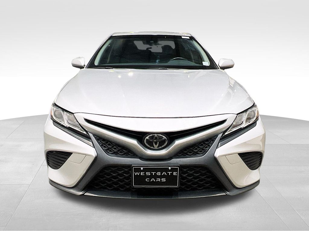 2018 Toyota Camry SE photo 2