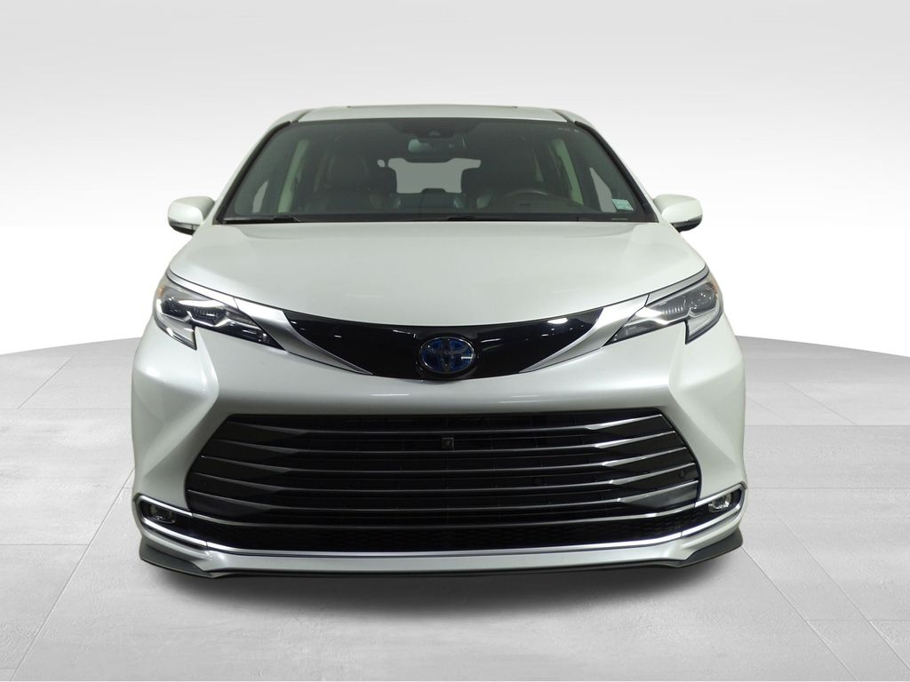 2022 Toyota Sienna Platinum photo 2