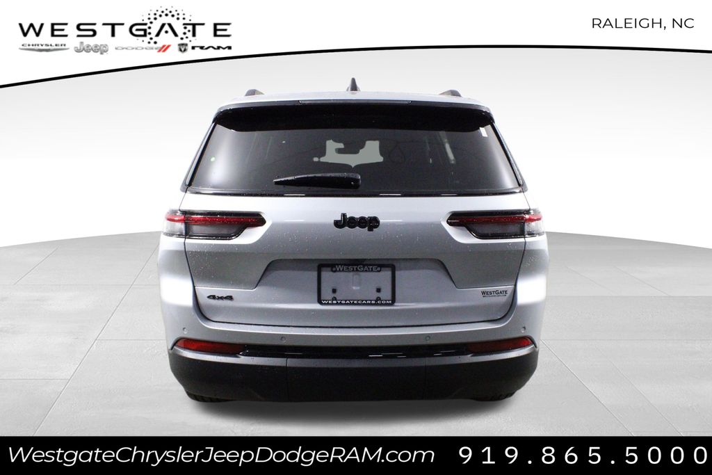 2025 Jeep Grand Cherokee Altitude photo 3