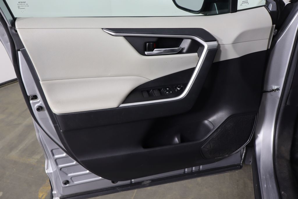 2021 Toyota RAV4 XLE - Photo 19