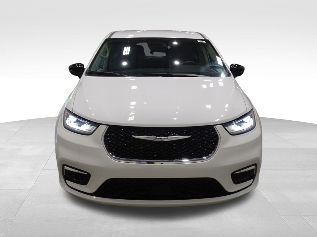 2024 Chrysler Pacifica Touring L photo 2