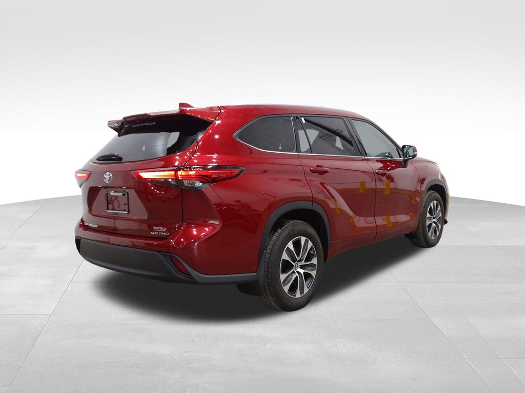 2022 Toyota Highlander XLE photo 3