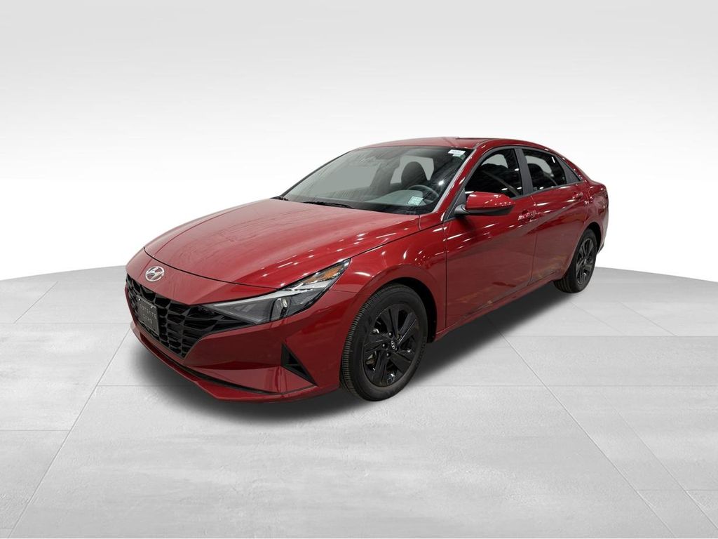 2022 Hyundai Elantra SEL photo 3