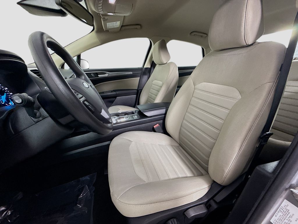 2020 Ford Fusion S photo 4