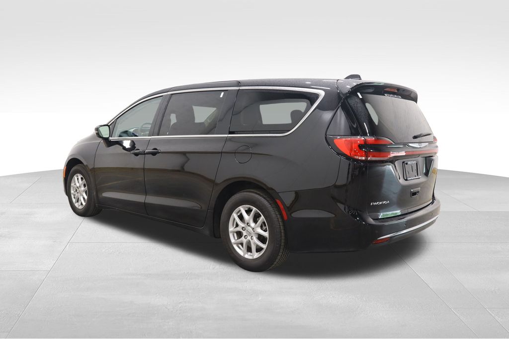 2024 Chrysler Pacifica Touring L photo 3