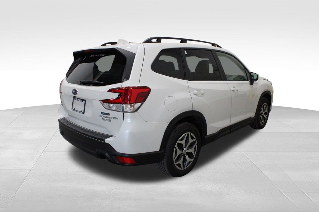 2023 Subaru Forester Premium photo 3
