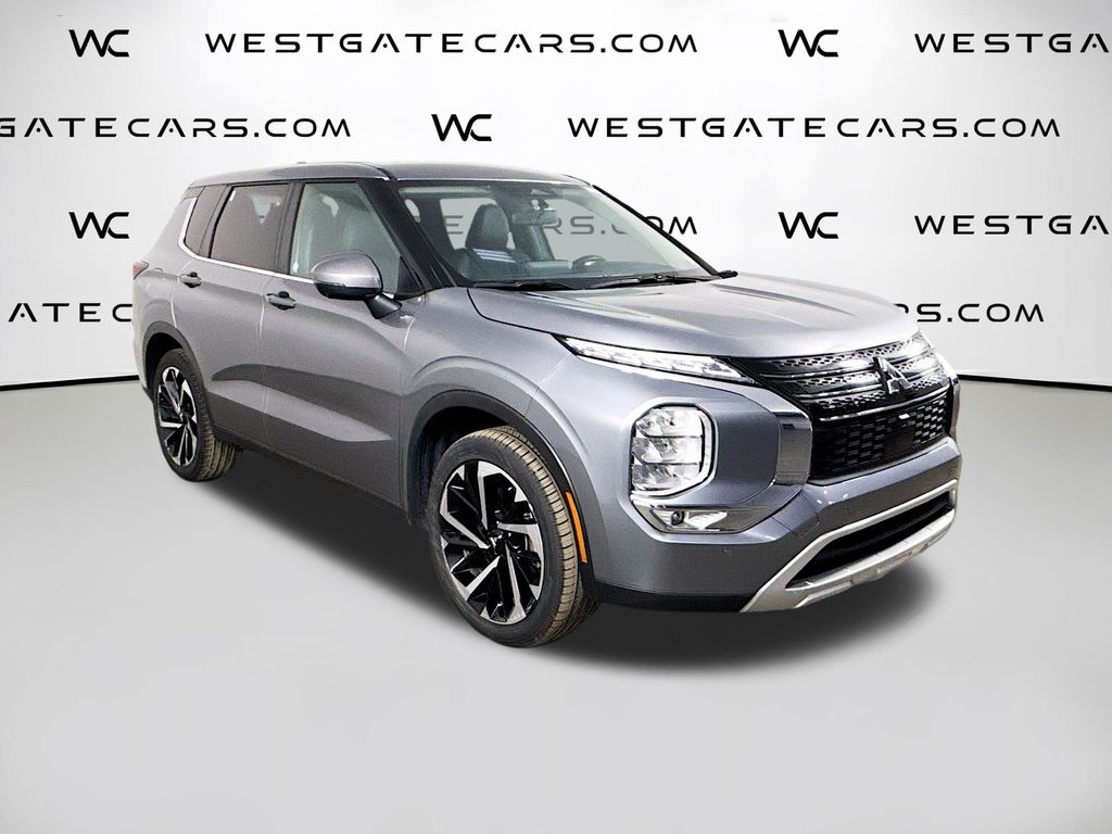2024 Mitsubishi Outlander SE's photo