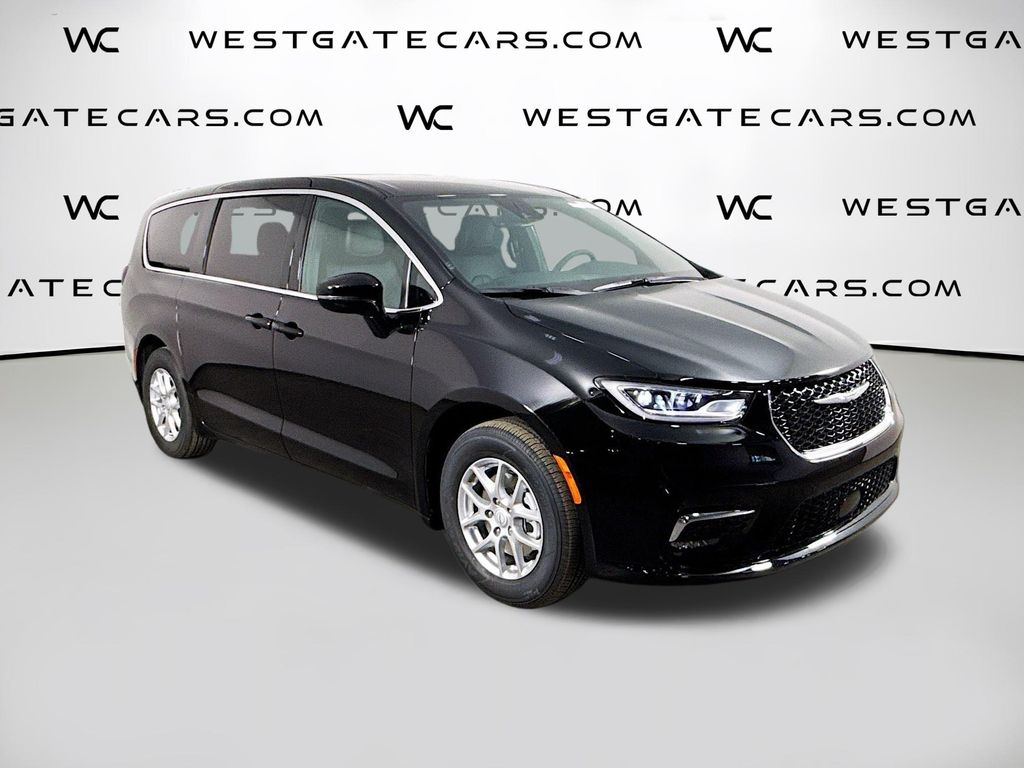 2026 Chrysler Pacifica Select's photo
