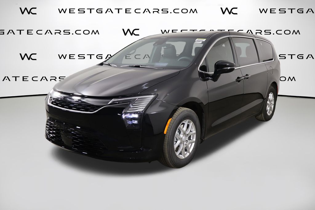 2027 Chrysler Pacifica Select's photo