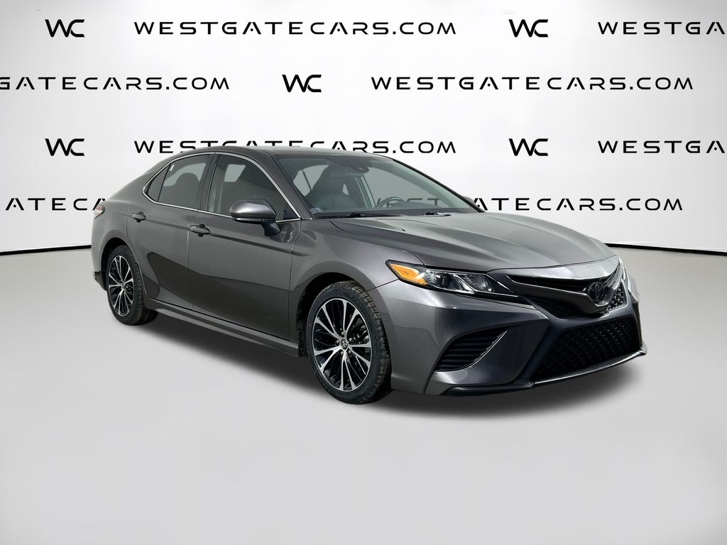2020 Toyota Camry SE's photo