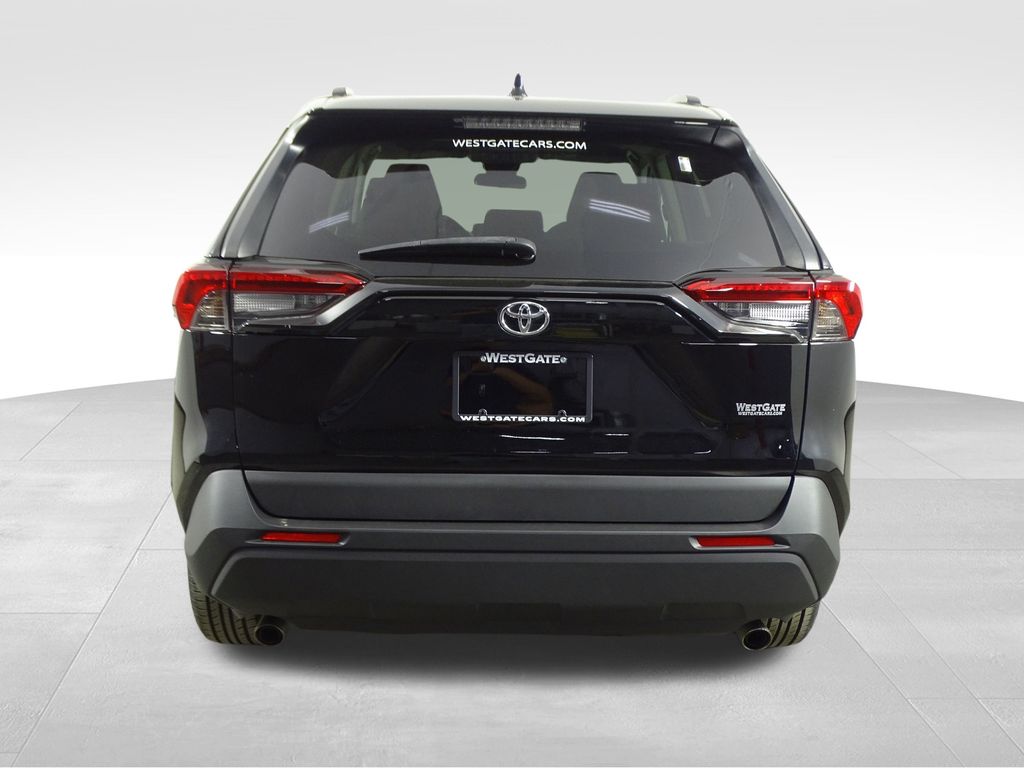 2021 Toyota RAV4 LE photo 3