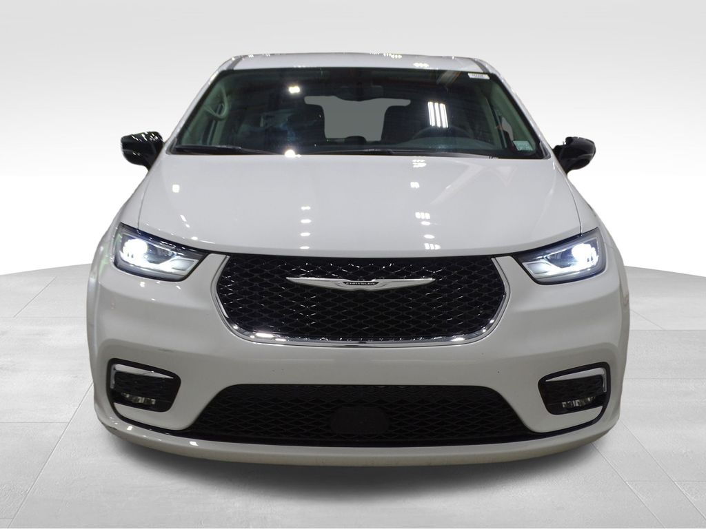 2024 Chrysler Pacifica Touring L photo 2